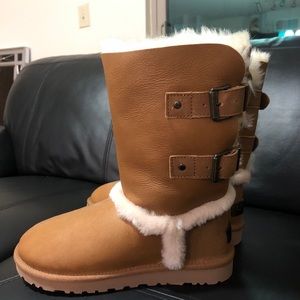UGGS SZ 8 - BRAND NEW
